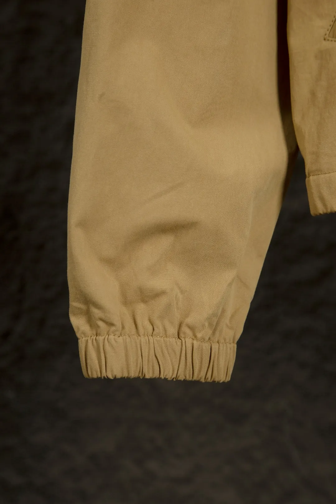 P290 Actual photo [Popular item] Style number: 25109# (on sale all year round) Color: khaki/navy blue Size: S to XL - Ralph Lauren/Ralph Lauren Solid color logo embroidered cotton soft shell fabric hooded assault jacket - the face is the same as the original 32 high count plain super soft carbon grinding ✅ - Brand POLO three zippers Customized back collar webbing Dark and light two-color oil edge leather strips ✅ - Ralph Lauren/Ralph Lauren's classic men's and women's bomber zipper hooded jacket. It has an elegant and fashionable style with any wear. It has a retro and relaxed feel. The hood and zipper elements add to the casual casualness. The paper man effect on the upper body can be perfectly controlled whether it is sports style or casual style ✅